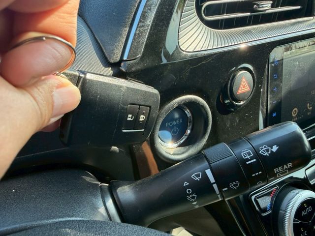 2020 Toyota Prius c 1.5 油電 免鑰匙啟動 恆溫空調 定速巡航 循跡防滑 方向盤快控鍵  第6張相片