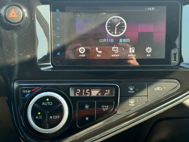 2020 Toyota Prius c 1.5 油電 免鑰匙啟動 恆溫空調 定速巡航 循跡防滑 方向盤快控鍵  第9張相片