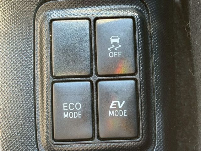 2020 Toyota Prius c 1.5 油電 免鑰匙啟動 恆溫空調 定速巡航 循跡防滑 方向盤快控鍵  第10張相片