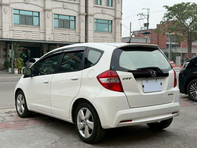 2013 Honda Fit 1.5 VTi-S  恆溫空調 定速巡航 方向盤快控鍵 換檔撥片  頭燈水平調整  第2張相片