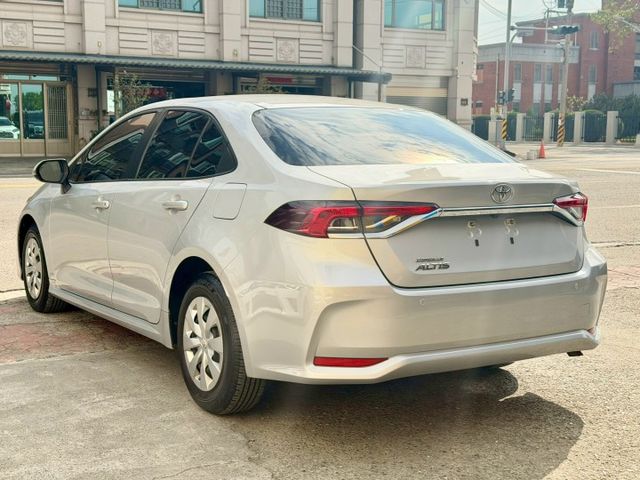 2021 Toyota Corolla Altis 1.8經典  方向盤快控鍵 定速巡航 胎壓監控 遠光燈自動控制  第2張相片