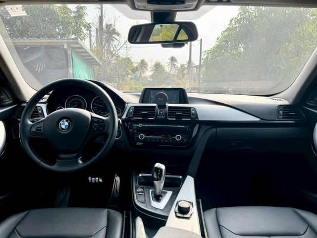 2013 BMW 3-Series Sedan 316i 總代理  免鑰匙 HID頭燈 方向盤快控鍵 恆溫空調  第11張相片