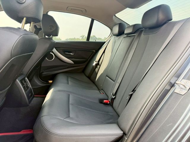 2013 BMW 3-Series Sedan 316i 總代理  免鑰匙 HID頭燈 方向盤快控鍵 恆溫空調  第12張相片