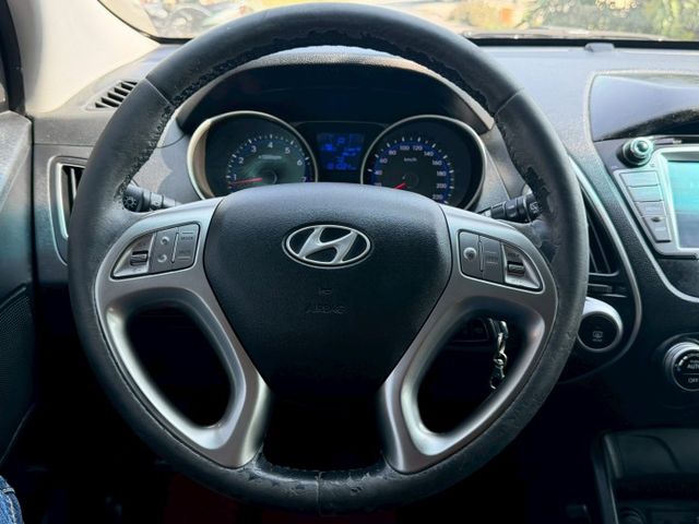 2012 Hyundai ix35 2.4  4WD 車頂行李架 方向盤快控鍵 恆溫空調 定速巡航 循跡防滑  第6張相片