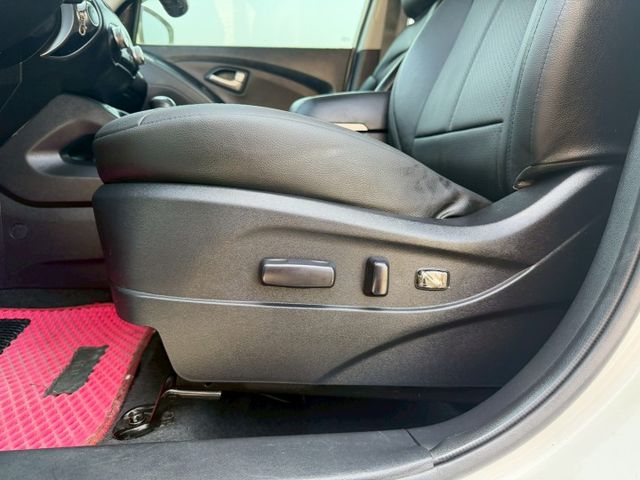 2012 Hyundai ix35 2.4  4WD 車頂行李架 方向盤快控鍵 恆溫空調 定速巡航 循跡防滑  第8張相片