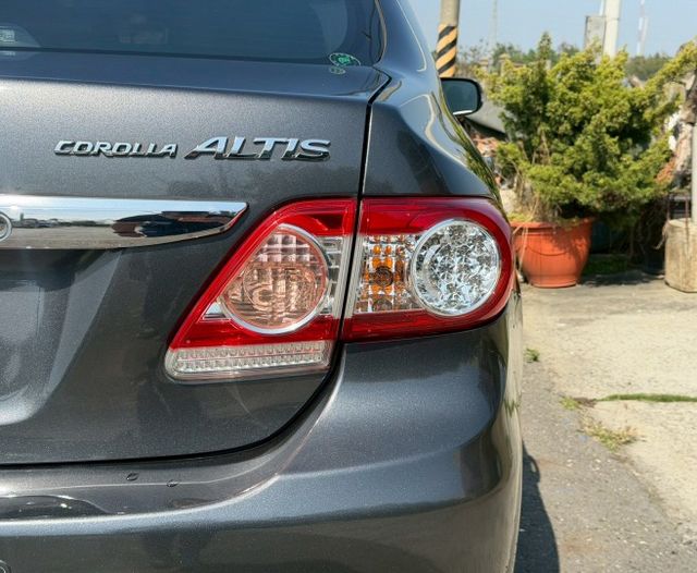 2013 Toyota Corolla Altis 1.8 E經典版 方向盤快控鍵 定速巡航 恆溫空調 電動天窗  第4張相片