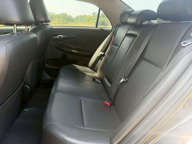 2013 Toyota Corolla Altis 1.8 E經典版 方向盤快控鍵 定速巡航 恆溫空調 電動天窗  第11張相片