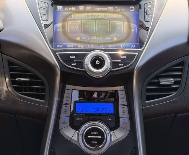 2013 Hyundai Elantra 1.8 GLS豪華型 恆溫空調  分區溫控  定速巡航 頭燈水平調整  第7張相片