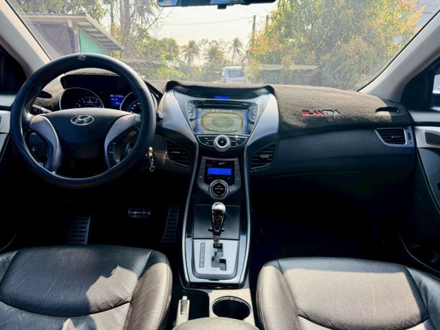 2013 Hyundai Elantra 1.8 GLS豪華型 恆溫空調  分區溫控  定速巡航 頭燈水平調整  第9張相片