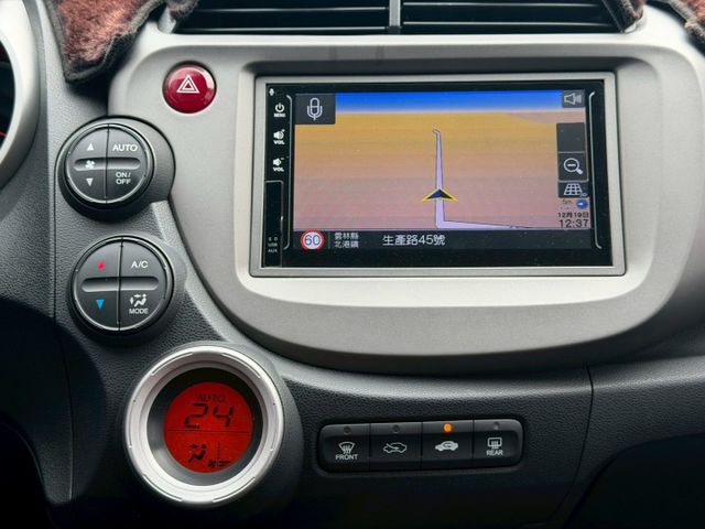2013 Honda Fit 1.5 VTi-S  恆溫空調 定速巡航 方向盤快控鍵 換檔撥片  頭燈水平調整  第9張相片