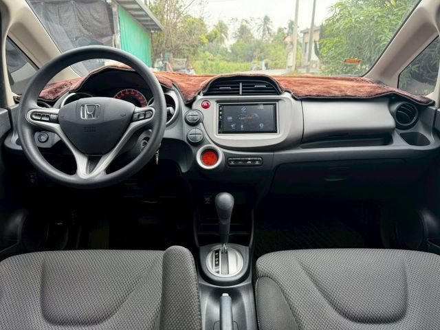 2013 Honda Fit 1.5 VTi-S  恆溫空調 定速巡航 方向盤快控鍵 換檔撥片  頭燈水平調整  第12張相片