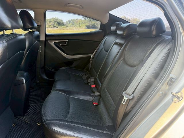 2013 Hyundai Elantra 1.8 GLS豪華型 恆溫空調  分區溫控  定速巡航 頭燈水平調整  第10張相片
