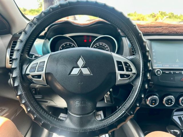 2013 Mitsubishi Outlander 2.4 4WD 方向盤快控鍵  定速巡航  循跡防滑  車道變換輔助  第4張相片