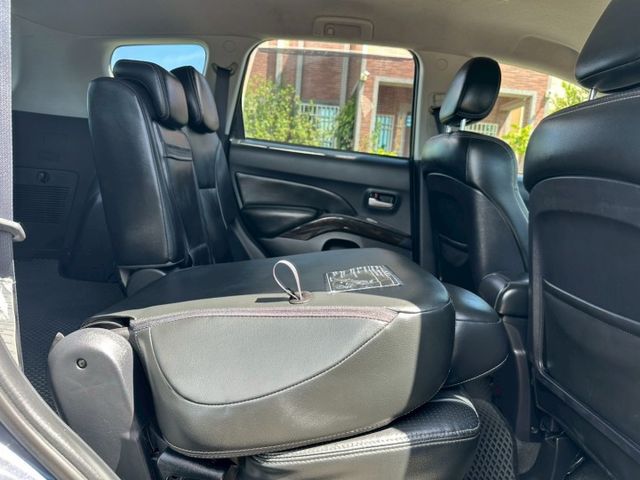 2013 Mitsubishi Outlander 2.4 4WD 方向盤快控鍵  定速巡航  循跡防滑  車道變換輔助  第13張相片