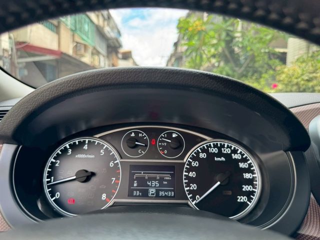 2023 Nissan Tiida 5D J  免鑰匙啟動  恆溫空調 定速巡航 循跡防滑 雙色內裝  第3張相片