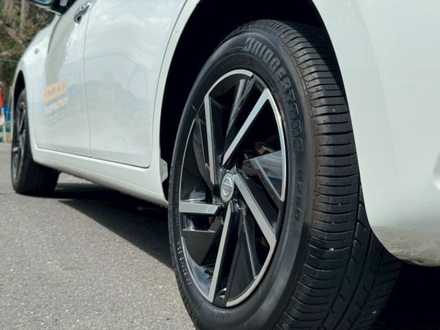 2023 Nissan Tiida 5D J  免鑰匙啟動  恆溫空調 定速巡航 循跡防滑 雙色內裝  第13張相片