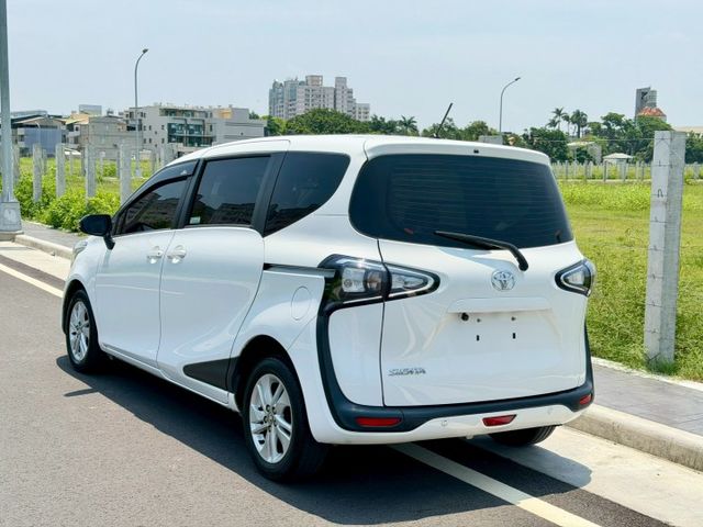 2022 Toyota Sienta 5人座豪華＋ 免鑰匙啟動 方向盤快控鍵 電動側滑門 定速巡航 恆溫  第2張相片