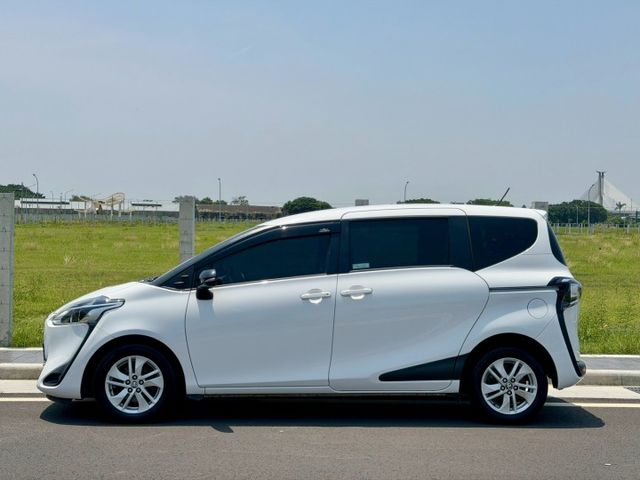 2022 Toyota Sienta 5人座豪華＋ 免鑰匙啟動 方向盤快控鍵 電動側滑門 定速巡航 恆溫  第4張相片