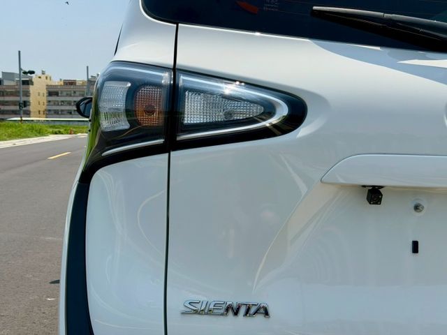 2022 Toyota Sienta 5人座豪華＋ 免鑰匙啟動 方向盤快控鍵 電動側滑門 定速巡航 恆溫  第5張相片