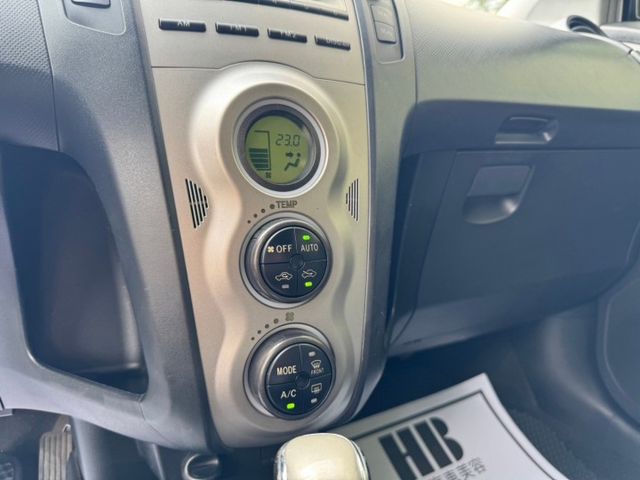 2011 Toyota Yaris 1.5 G 恆溫空調  電動摺疊後視鏡 方向盤快控鍵 CD音響主機  第5張相片