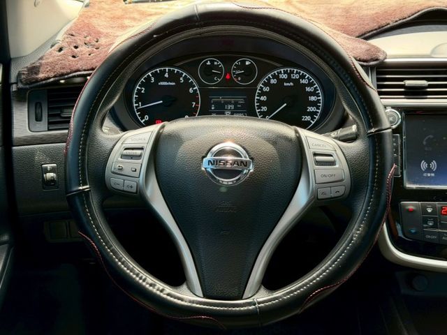 2018 Nissan Tiida 5D 旗艦版 免鑰匙 定速巡航 恆溫空調 方向盤快控鍵 胎壓監控  環景  第8張相片