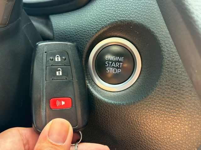 2022 Toyota Corolla Cross 1.8豪華 免鑰匙 恆溫空調 定速巡航 方向盤快控鍵 車道偏離警示  第7張相片