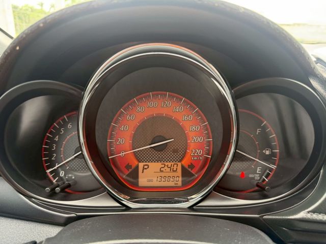 2015 Toyota Yaris 1.5 經典  省油 耐開 好停車 代步車 通勤車  新手 首選之一  第6張相片