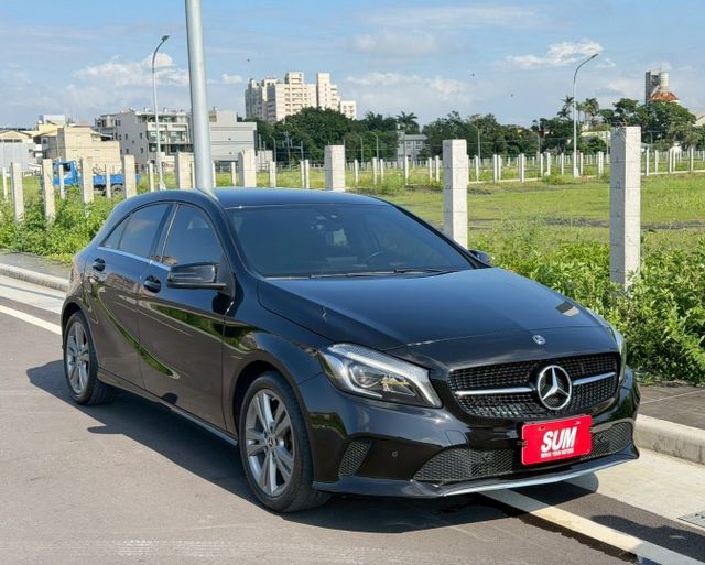 2017 M-Benz A-Class A180 方向盤快控鍵  恆溫空調  定速巡航  駕駛座位置記憶 電動座椅  第1張相片