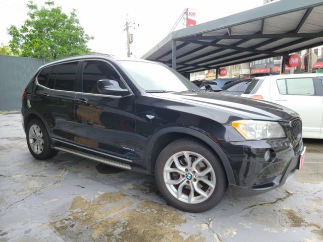 BMW F25 X3 28i 15萬多公里 方向盤快撥鍵、換檔撥片、恆溫、中控螢幕、全景天窗、電動尾門、車側踏板  第4張相片