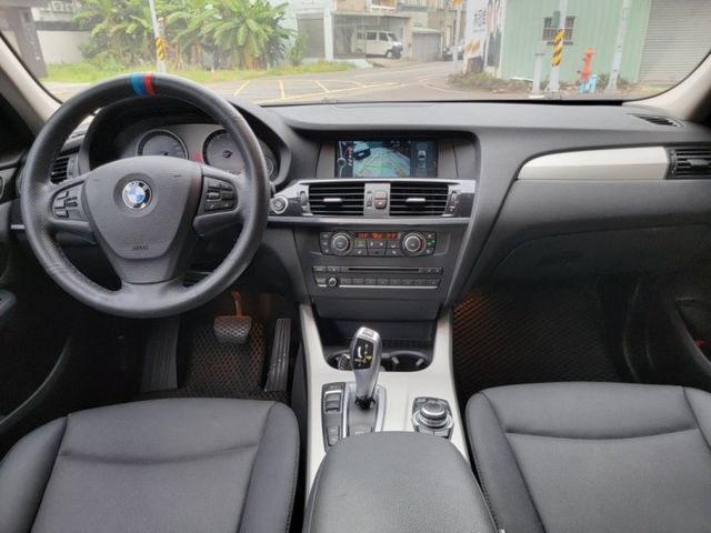 BMW F25 X3 28i 15萬多公里 方向盤快撥鍵、換檔撥片、恆溫、中控螢幕、全景天窗、電動尾門、車側踏板  第11張相片