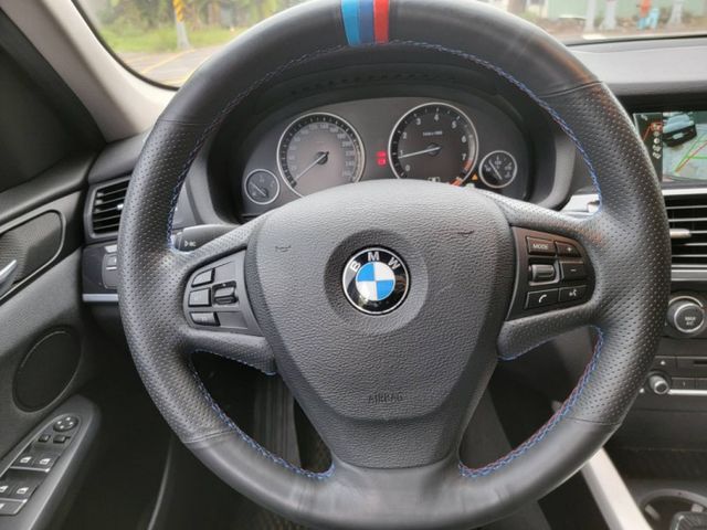 BMW F25 X3 28i 15萬多公里 方向盤快撥鍵、換檔撥片、恆溫、中控螢幕、全景天窗、電動尾門、車側踏板  第12張相片