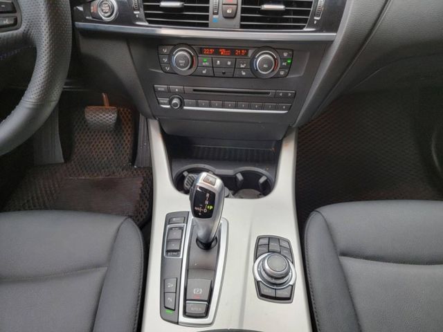 BMW F25 X3 28i 15萬多公里 方向盤快撥鍵、換檔撥片、恆溫、中控螢幕、全景天窗、電動尾門、車側踏板  第13張相片