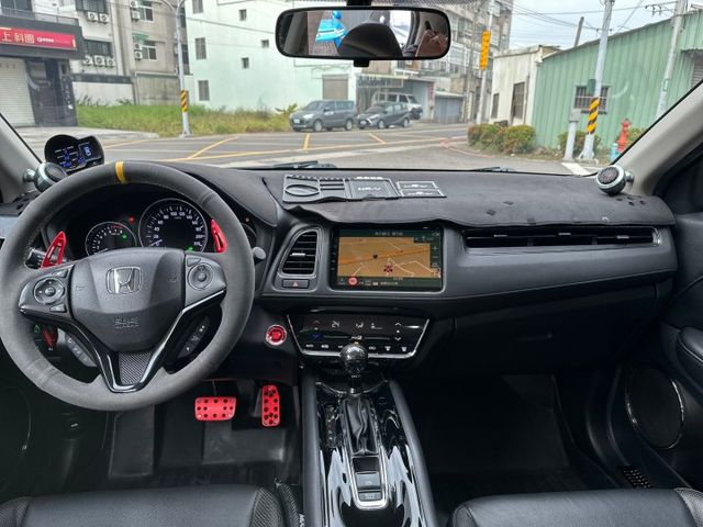 恆溫系統、跟車系統、LED頭燈、車頂行李架、多功能主機、衛星導航、重低音音響、盲點、後座出風口、免鑰匙啟動車門鎖、循跡防  第10張相片