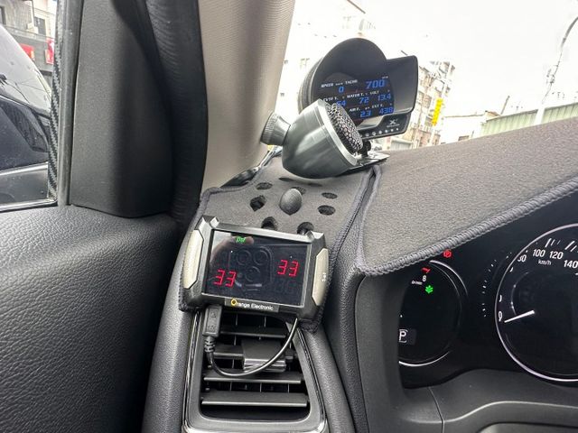 恆溫系統、跟車系統、LED頭燈、車頂行李架、多功能主機、衛星導航、重低音音響、盲點、後座出風口、免鑰匙啟動車門鎖、循跡防  第11張相片