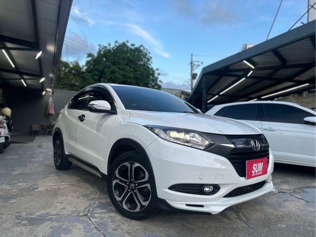 原版件、原廠Modulo空力套件、恆溫系統、LED頭燈、車頂行李架、定速、多功能主機、衛星導航、後座出風口、免鑰匙啟動車  第3張相片