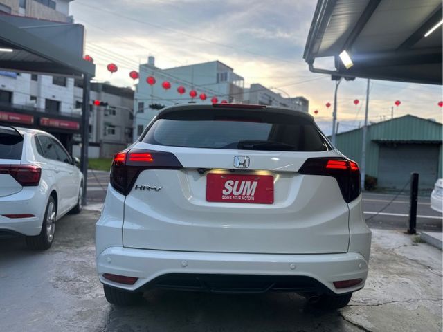 原版件、原廠Modulo空力套件、恆溫系統、LED頭燈、車頂行李架、定速、多功能主機、衛星導航、後座出風口、免鑰匙啟動車  第5張相片