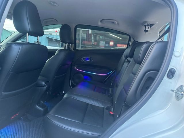 原版件、原廠Modulo空力套件、恆溫系統、LED頭燈、車頂行李架、定速、多功能主機、衛星導航、後座出風口、免鑰匙啟動車  第9張相片