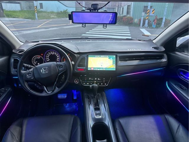 原版件、原廠Modulo空力套件、恆溫系統、LED頭燈、車頂行李架、定速、多功能主機、衛星導航、後座出風口、免鑰匙啟動車  第10張相片