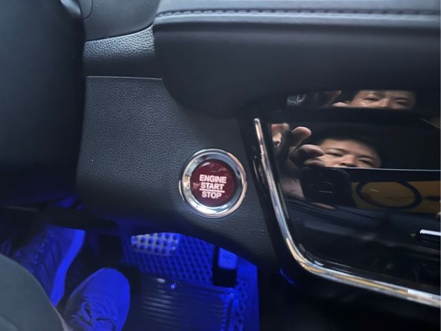 原版件、原廠Modulo空力套件、恆溫系統、LED頭燈、車頂行李架、定速、多功能主機、衛星導航、後座出風口、免鑰匙啟動車  第12張相片