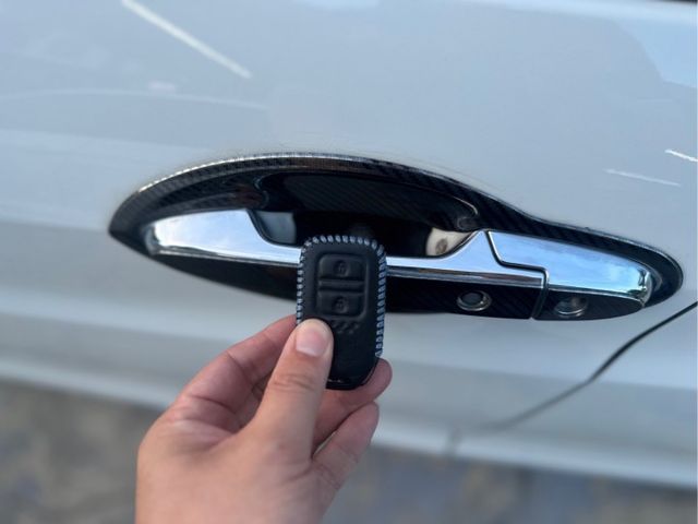 原版件、原廠Modulo空力套件、恆溫系統、LED頭燈、車頂行李架、定速、多功能主機、衛星導航、後座出風口、免鑰匙啟動車  第17張相片
