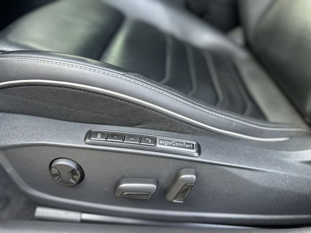 原版件、全原廠保養、原廠R-line 套件、IQ.DRIVE智能輔助駕駛套件（ACC)、H/K480W環繞音響、運動化黑  第11張相片