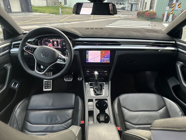 原版件、全原廠保養、原廠R-line 套件、IQ.DRIVE智能輔助駕駛套件（ACC)、H/K480W環繞音響、運動化黑  第13張相片
