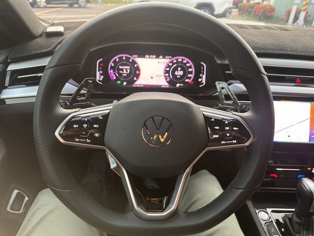 原版件、全原廠保養、原廠R-line 套件、IQ.DRIVE智能輔助駕駛套件（ACC)、H/K480W環繞音響、運動化黑  第15張相片