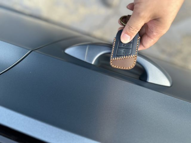 原版件、全原廠保養、原廠R-line 套件、IQ.DRIVE智能輔助駕駛套件（ACC)、H/K480W環繞音響、運動化黑  第20張相片
