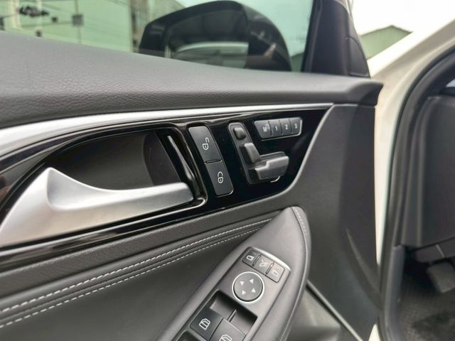 LED頭燈、雙邊電動記憶座椅、加熱椅、免鑰匙（摸門）系統、方向盤快控鍵、換檔撥片、定速、雙區恆溫、斜坡起步輔、主動安全預  第12張相片