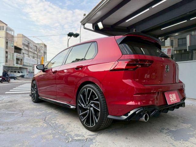 HUD抬頭顯示器 HK音響 LED頭燈 空力套件 全景天窗 方向盤快控鍵 換檔撥片 恆溫空調 雙前座跑車座椅 雙前座冷熱  第4張相片