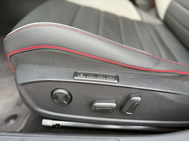 HUD抬頭顯示器 HK音響 LED頭燈 空力套件 全景天窗 方向盤快控鍵 換檔撥片 恆溫空調 雙前座跑車座椅 雙前座冷熱  第10張相片