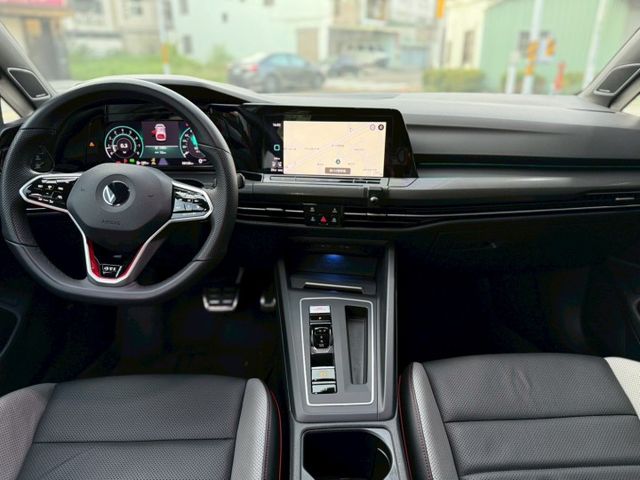 HUD抬頭顯示器 HK音響 LED頭燈 空力套件 全景天窗 方向盤快控鍵 換檔撥片 恆溫空調 雙前座跑車座椅 雙前座冷熱  第11張相片