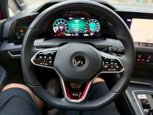 HUD抬頭顯示器 HK音響 LED頭燈 空力套件 全景天窗 方向盤快控鍵 換檔撥片 恆溫空調 雙前座跑車座椅 雙前座冷熱  第12張相片