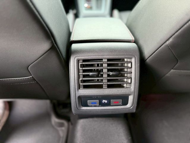 HUD抬頭顯示器 HK音響 LED頭燈 空力套件 全景天窗 方向盤快控鍵 換檔撥片 恆溫空調 雙前座跑車座椅 雙前座冷熱  第13張相片